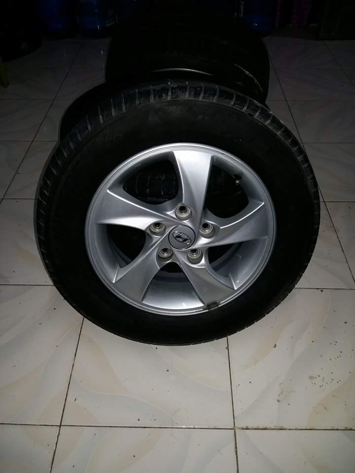 Hyundai Elantra Rim and Tire photo